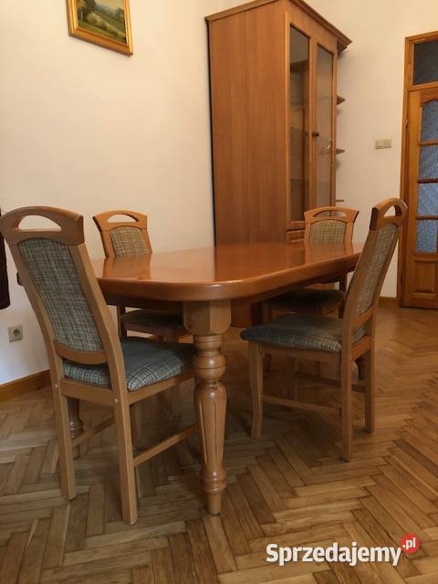 Drewniany,solidny duży stół z krzesłami.