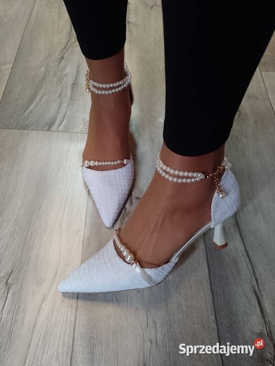 49 Białe bogato zdobione perłami czółenka Czółenka Kraków