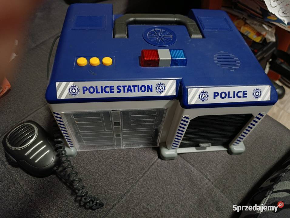 baza policyjna posterunek policji wóz policyjny Poznań