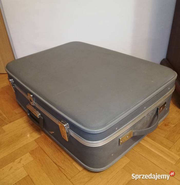 Stara walizka z epoki PRL