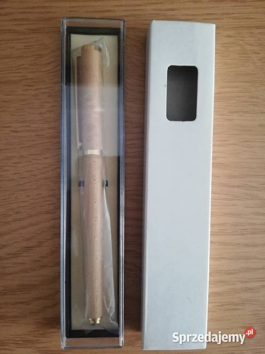 Ekskluzywny długopis z drewna i ze złotymi wykończeniami