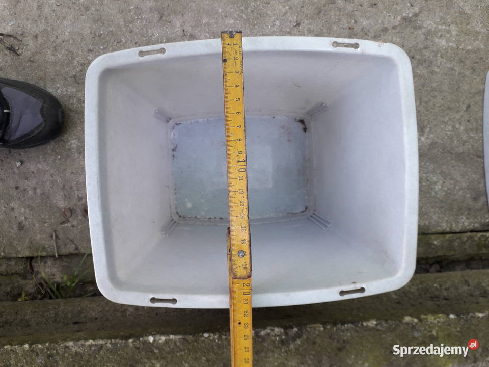 Szary kosz plastikowy z pokrywą chyba nie Kraków