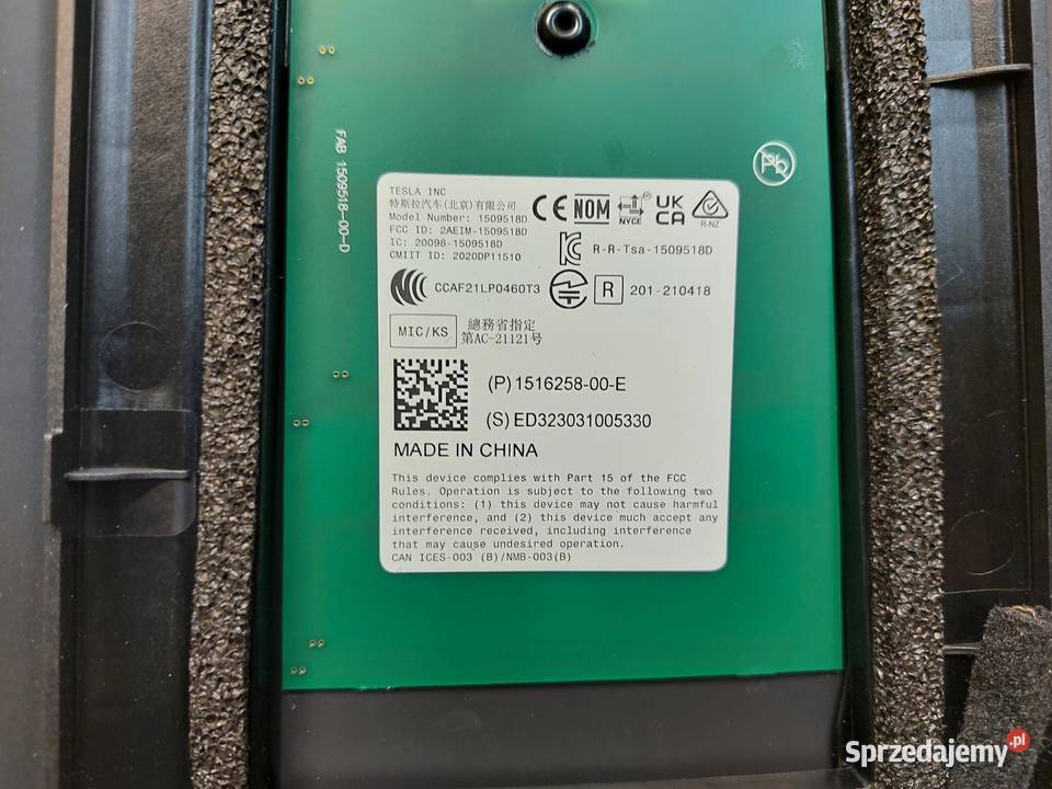 TESLA MODEL Y 2023r Osłona słupka środkowego