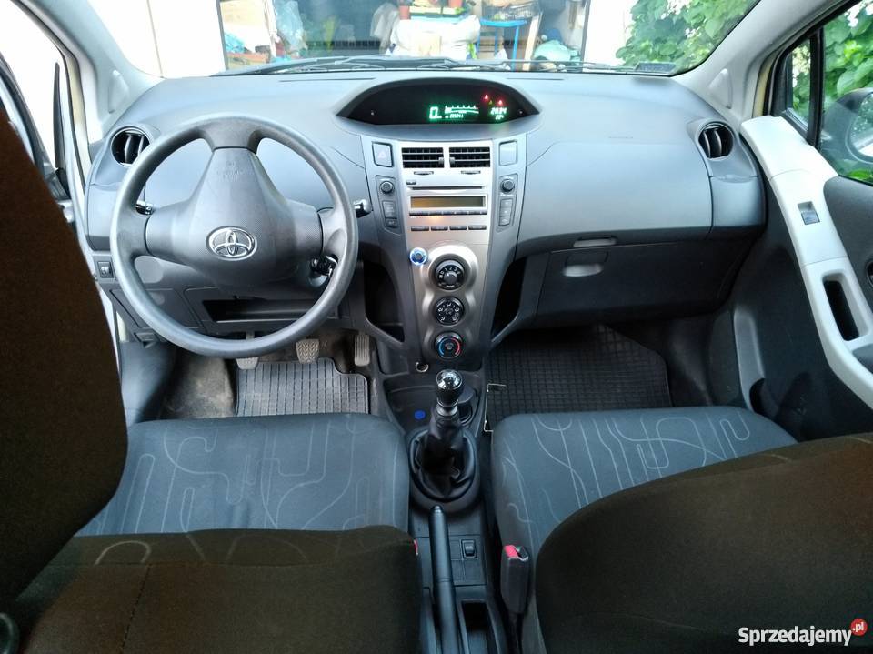 Toyota Yaris 1,4 diesel, nowy akumulator, opony zimowe w