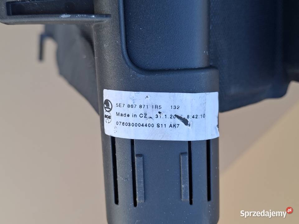 SKODA OCTAVIA IV 4 KOMBI ROLETA BAGAŻNIKA Bieleń