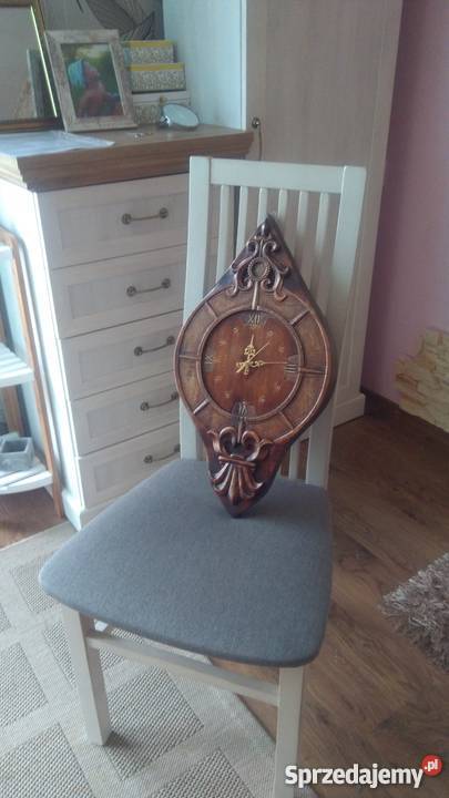 Zegar rzeźbiony z drewna