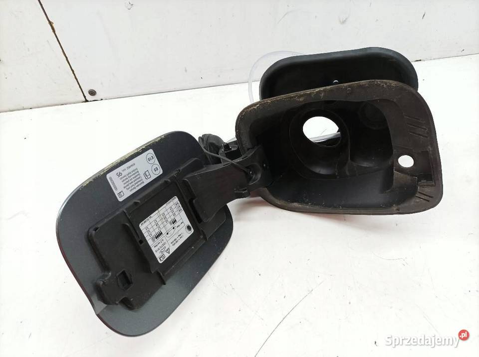 KLAPKA WLEWU PALIWA SZARA 657809702 Skoda Kamiq Klapki wlewu paliwa