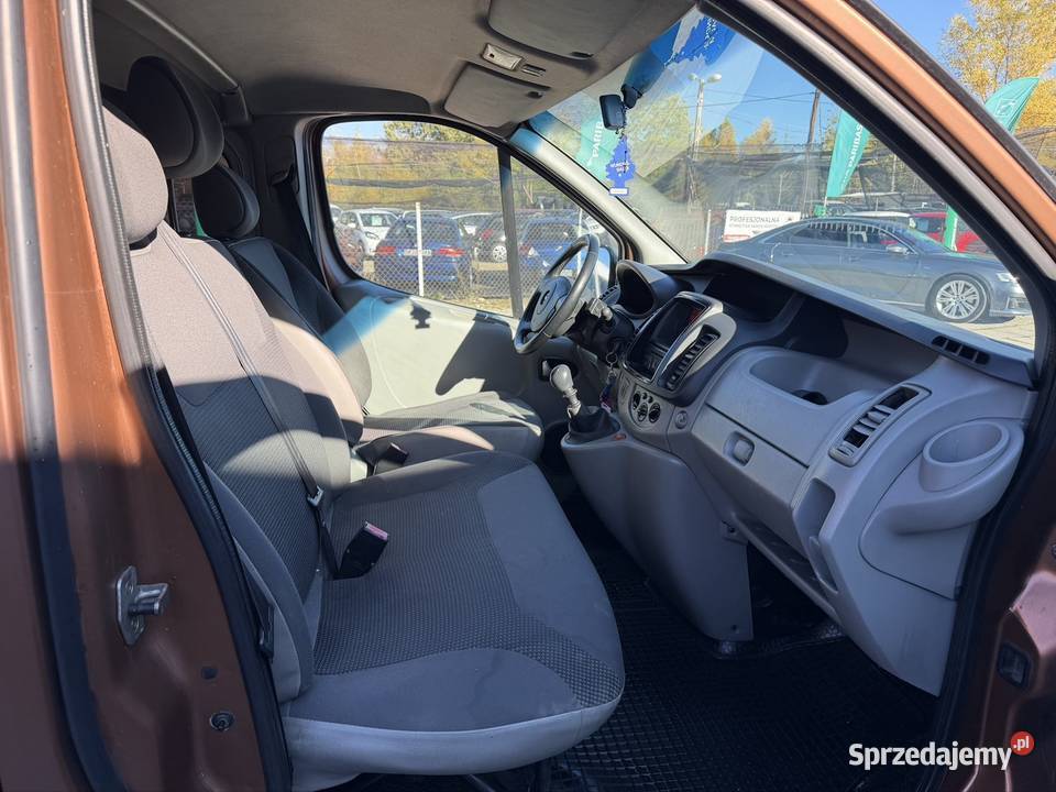 Opel Vivaro long nawiewy na tył 2000cm3