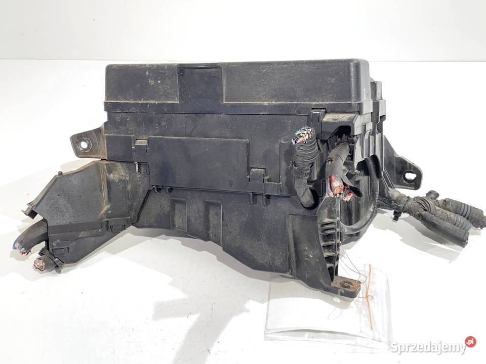 SKRZYNKA BEZPIECZNIKÓW TOYOTA AURIS I 8266212270