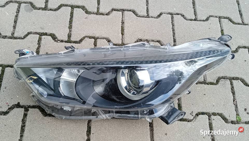 Toyota Yaris IV reflektor lampa lewy przód Lampy przednie Przeźmierowo sprzedam