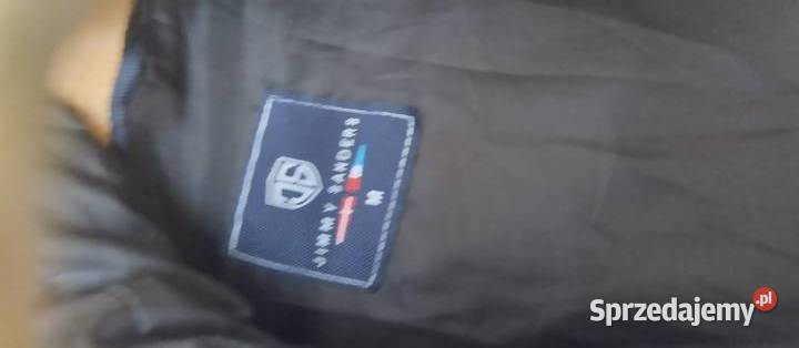 Czarny płaszcz zimowy z kapturem który posiada Nysa sprzedam