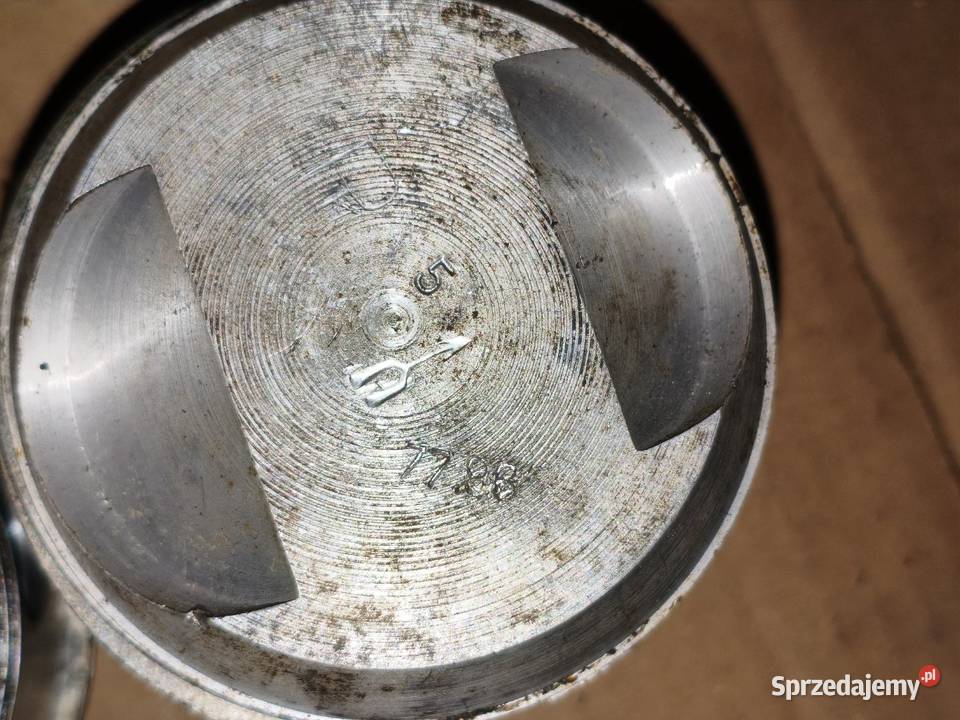 Oryginalne nowe tłoki 7795 z pierścieniami Leszno sprzedam