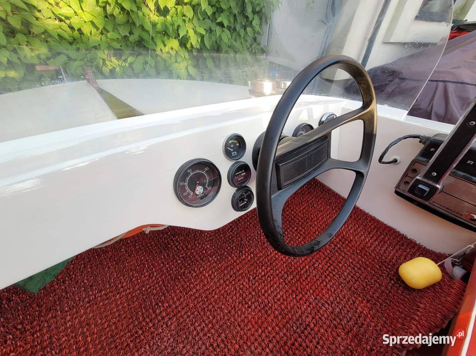 Szybka motorowka w stylu retro z przyczepa super Piaseczno