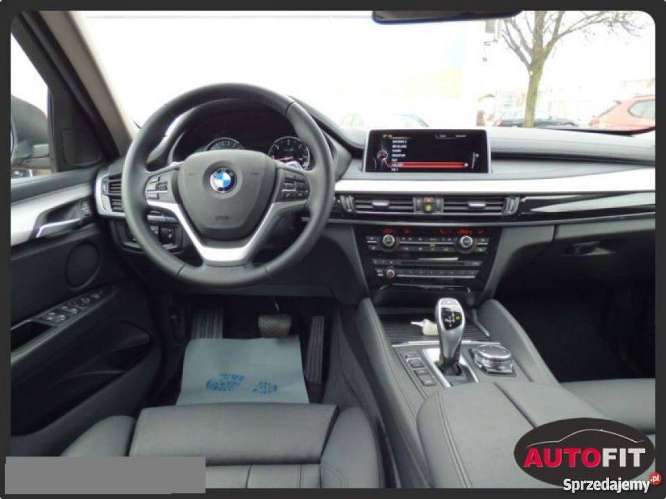 BMW X6 czerwony komputer pokładowy