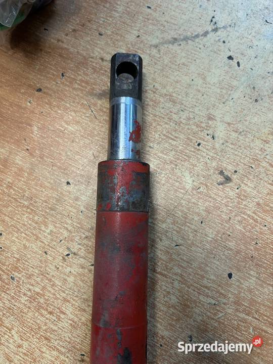 Siłownik do kombajnu MF507 małopolskie Gromnik