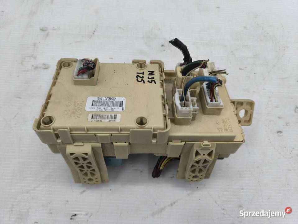 SKRZYNKA BEPIECZNIKÓW TOYOTA AVENSIS II T25 18