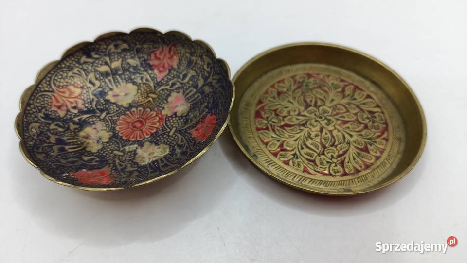 Dwa mni talerzyki podstawki mosiężne kolorowe
