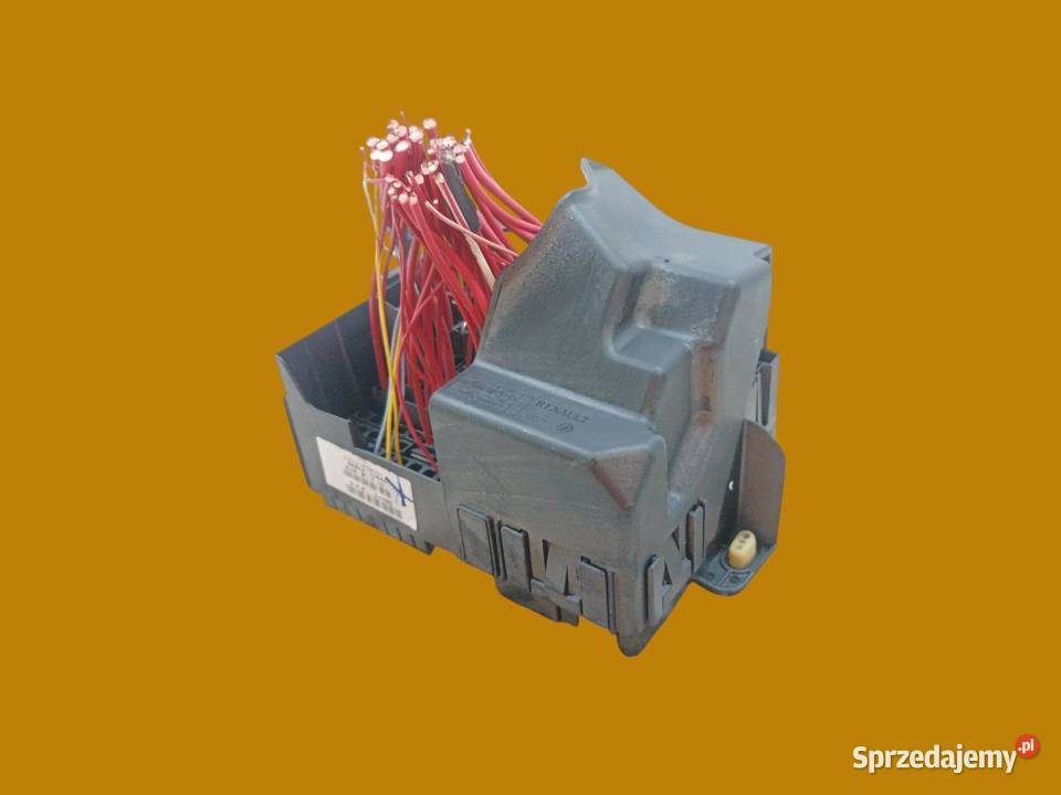 SKRZYNKA BEZPIECZNIKÓW 8200393836D Renault Rok produkcji 2011 Skrzynki bezpieczników świętokrzyskie