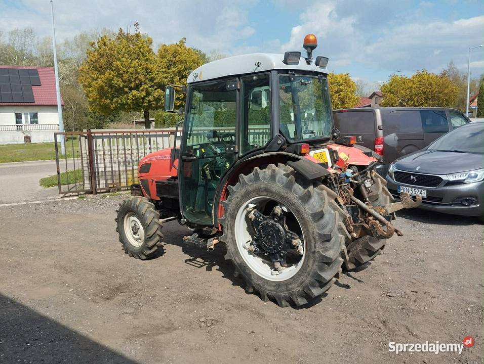 Ciagnik sadowniczy Massey Ferugson 3225