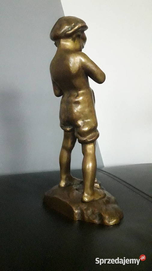 Figurka rzeżba z brązu chłopca sygnowana XIX XX