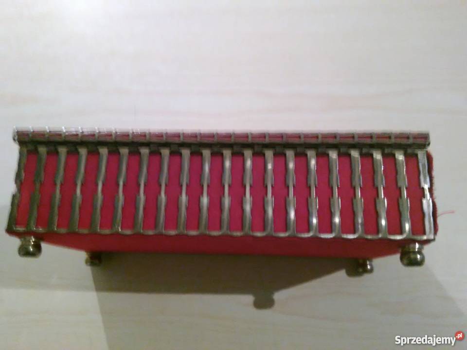 Szkatolka z czerwonego materialu zdobiona śląskie Piekary Śląskie sprzedam