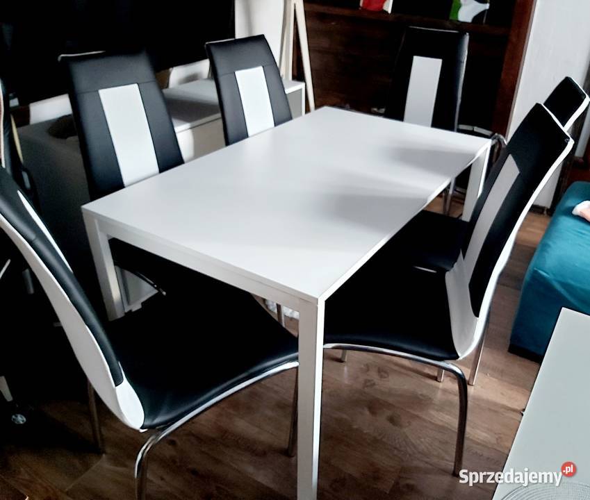 Stół rozkładany z krzesłami