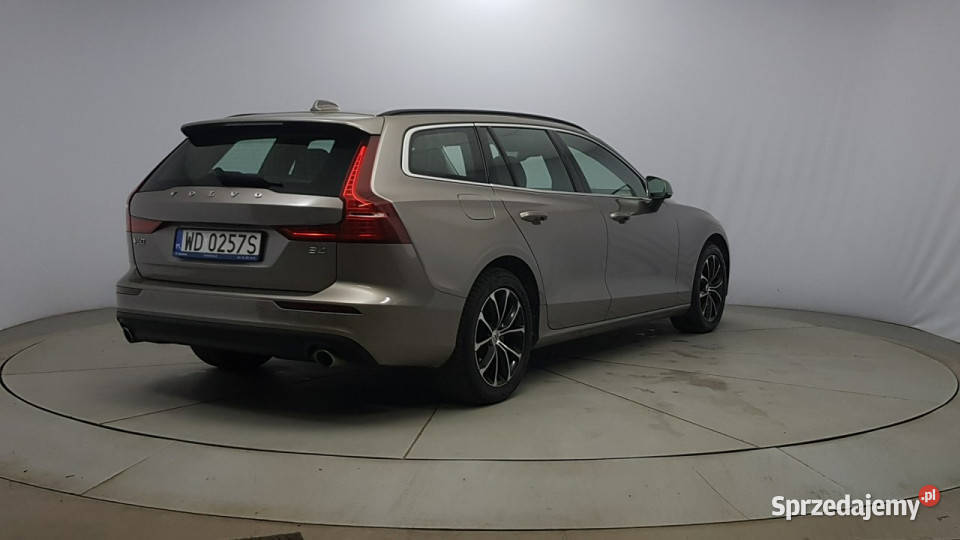 Volvo V60 B4 D Momentum Pro Z Polskiego Salonu srebrny Warszawa
