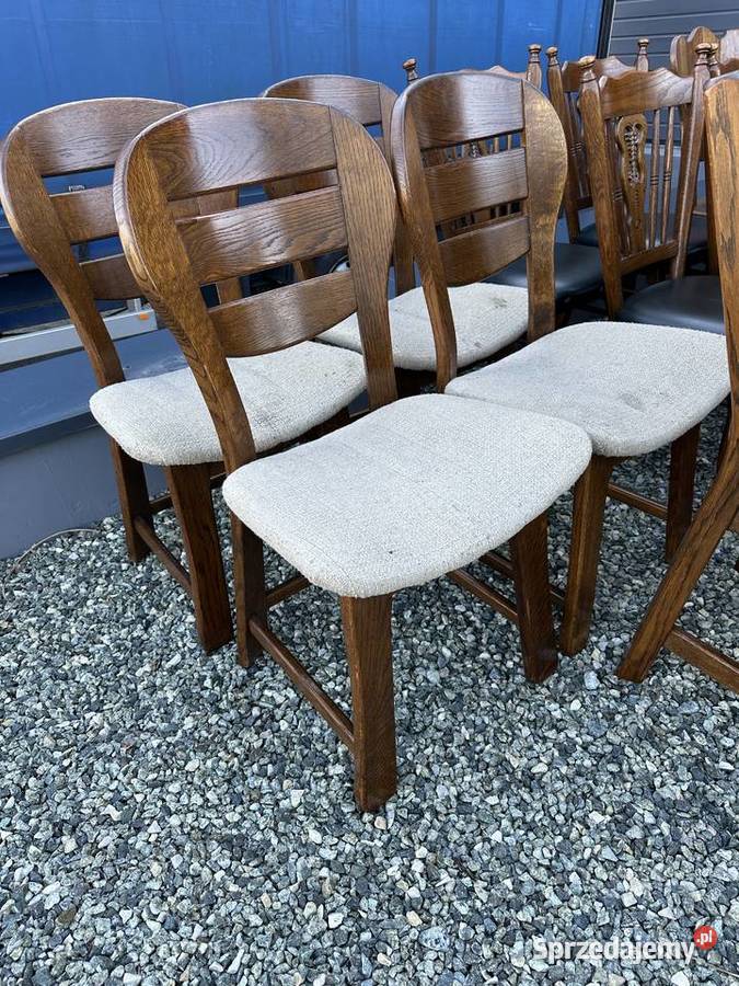 Ładne krzesła na dębowym stelażu