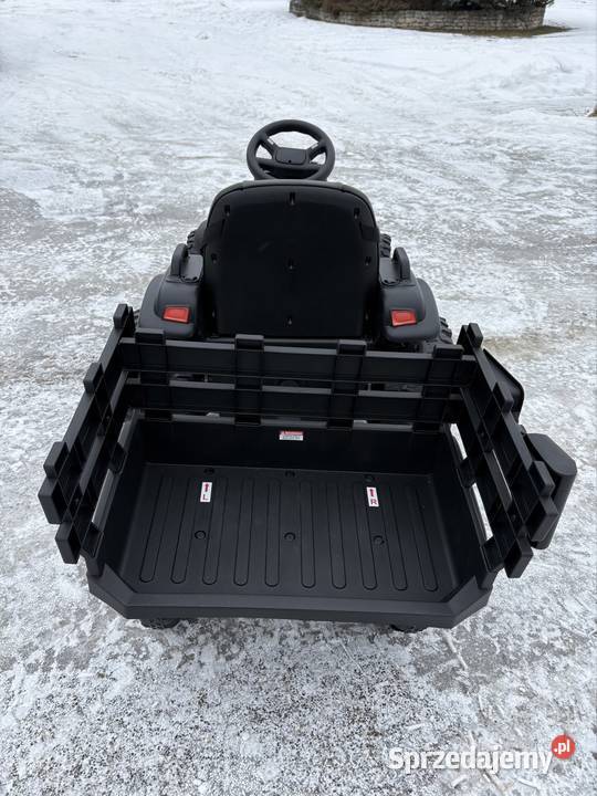 traktor na akumulator Titanium Z z przyczepą Grabownica