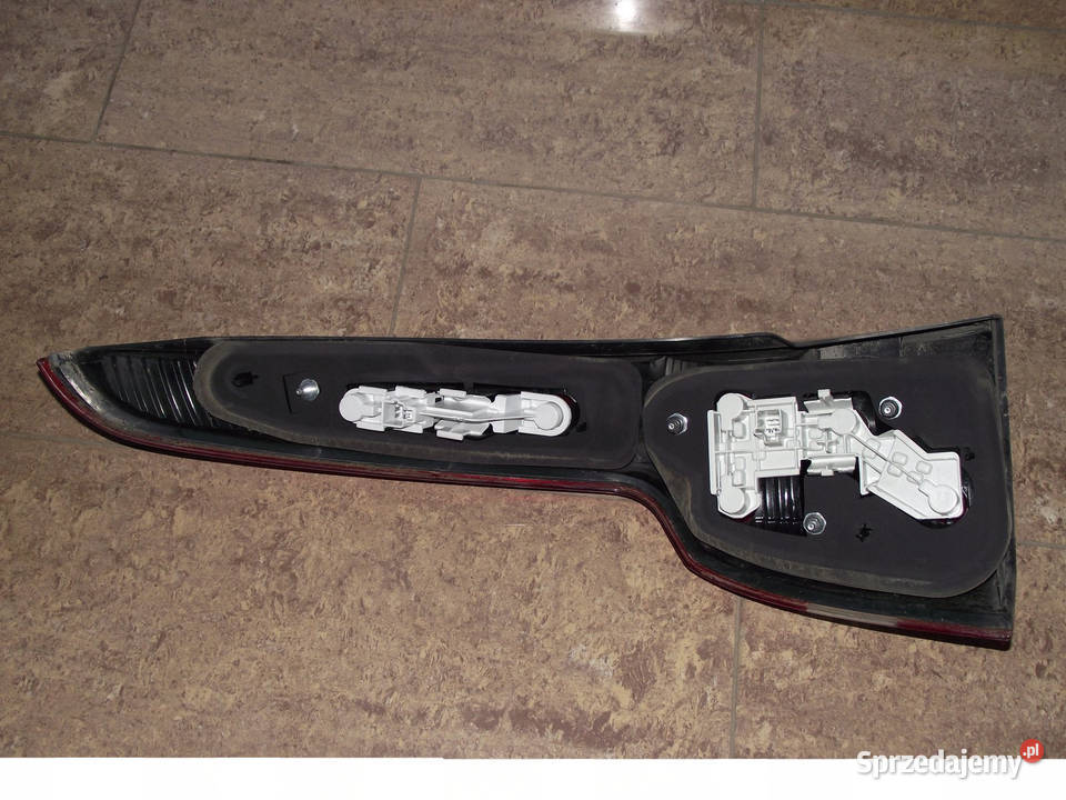 LAMPA TYŁ TYLNA PRAWA VOLVO V50 05r lampy tylne Oświetlenie