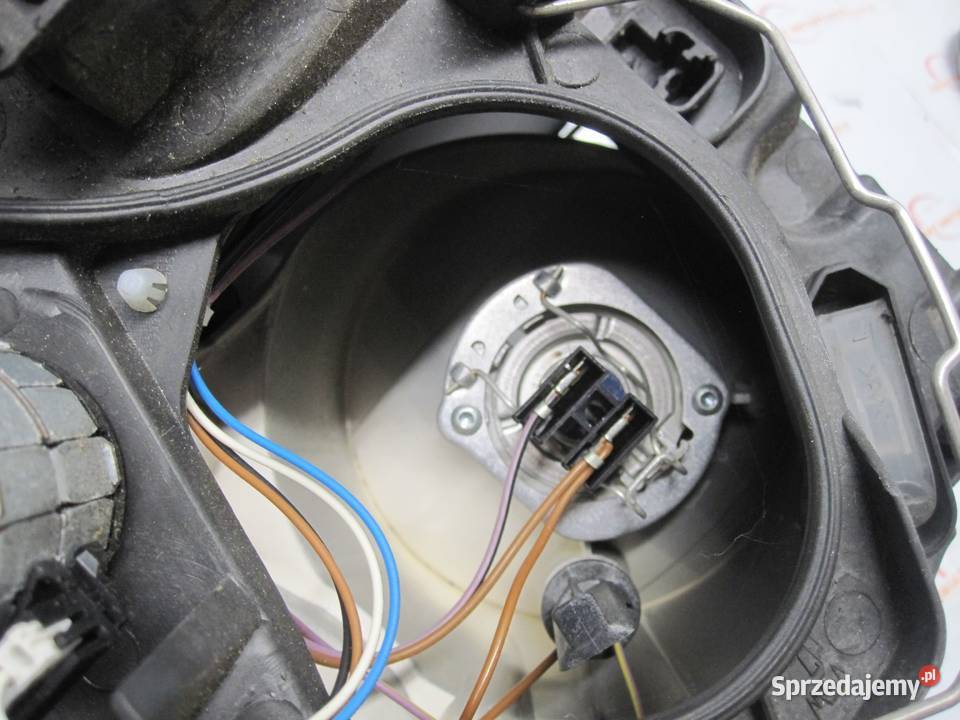 BMW E88 08r lampa prawa przód 7193390 ANGLIK osobowe Kielce