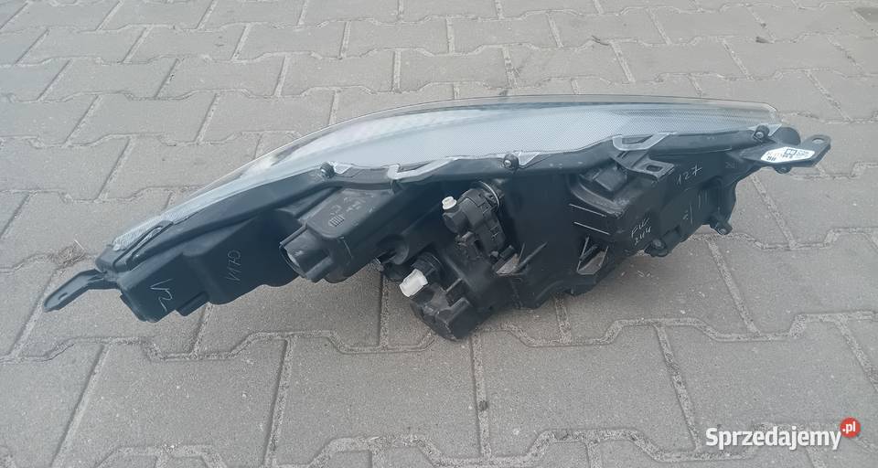 Toyota Yaris IV Full Led reflektor lampa lewy Przeźmierowo sprzedam
