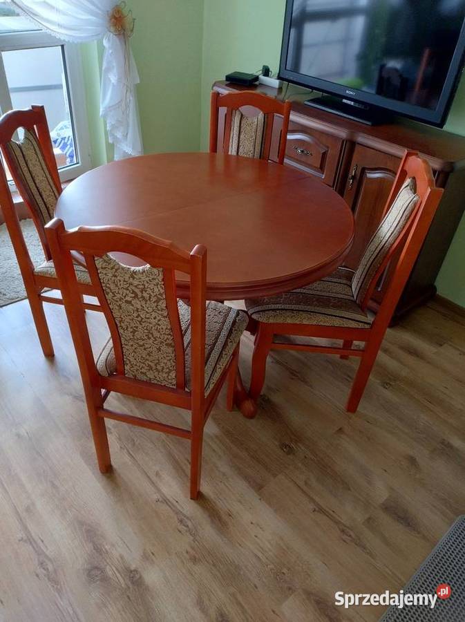 Stół z krzesłami