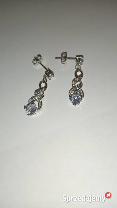 Długie kolczyki z cyrkoniami