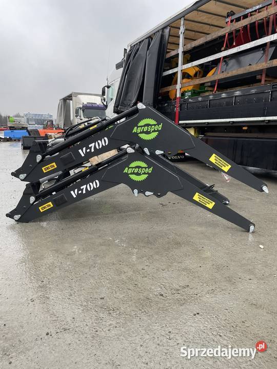 Ładowacz czołowy firmy Agrosped model V700 Ełk