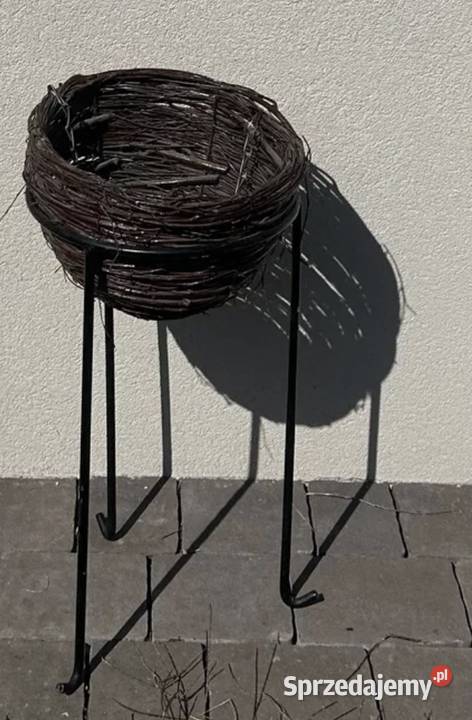 Kwietnik metalowy z osłonką wiklinową z lat PRLu Łódź
