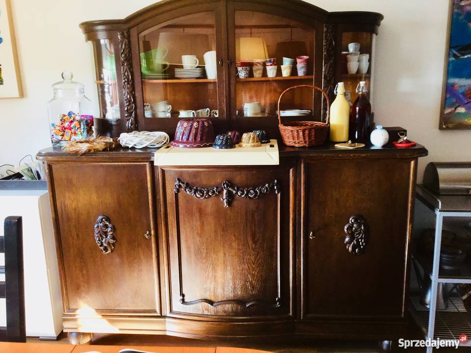 kredens dębowy z lat 30 pochodzący z Opola Stan Strzeleczki