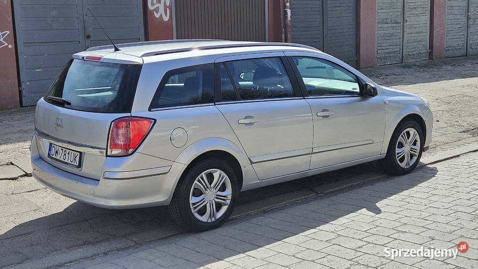 Opel Astra H 18 Kombi z silnikiem benzynowym o Wrocław