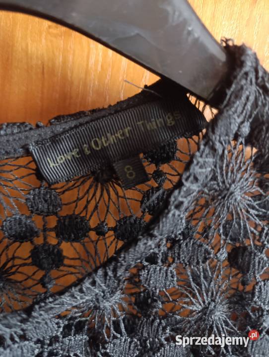 Elegancka czarna sukienka z falbanką czarny