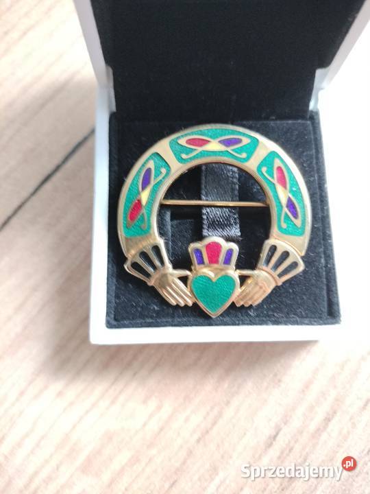 Śliczna broszka serce w dłoniach platerowana Pozostałe Choszczno