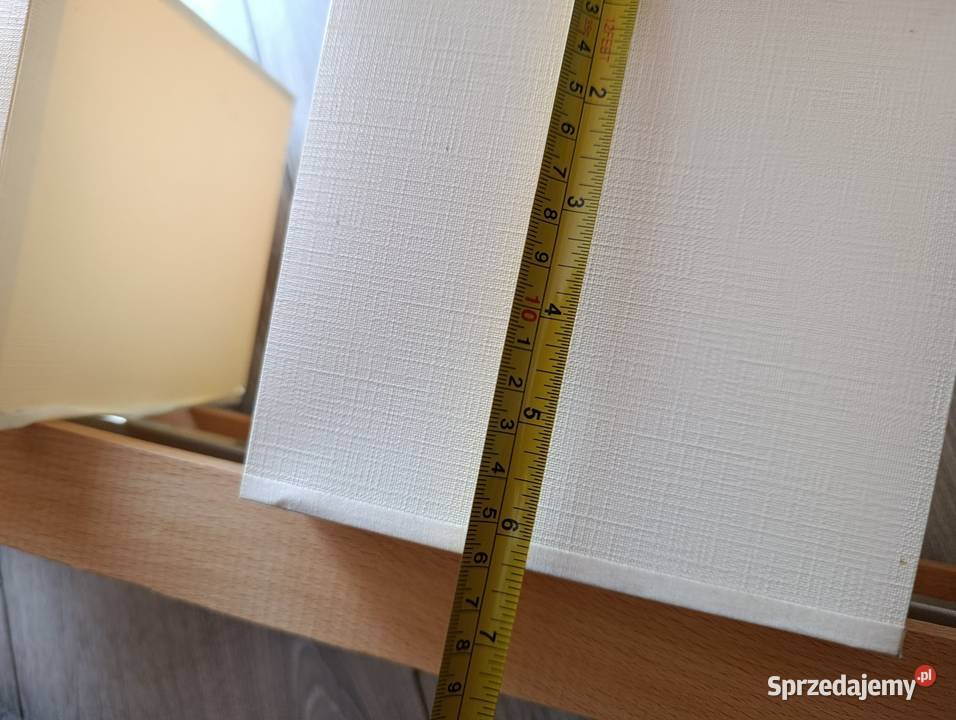 lampa sufitowa na drewnie