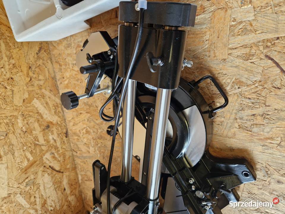 Piła ukośnica z posuwem 1700W 210mm Geko G80820