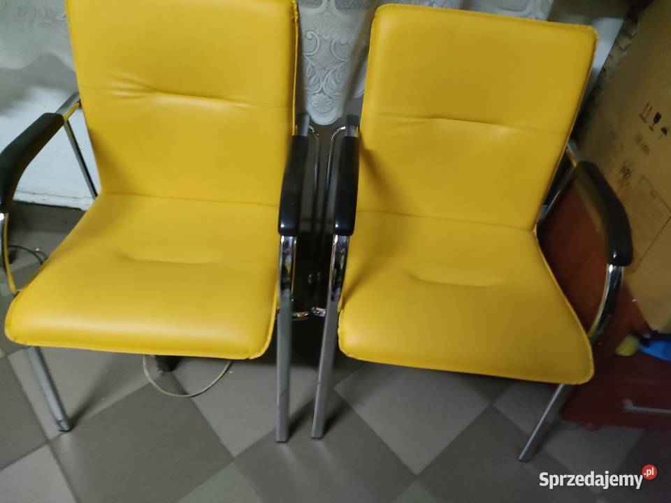 Krzesło firmy Nowy Styl kolor żółty