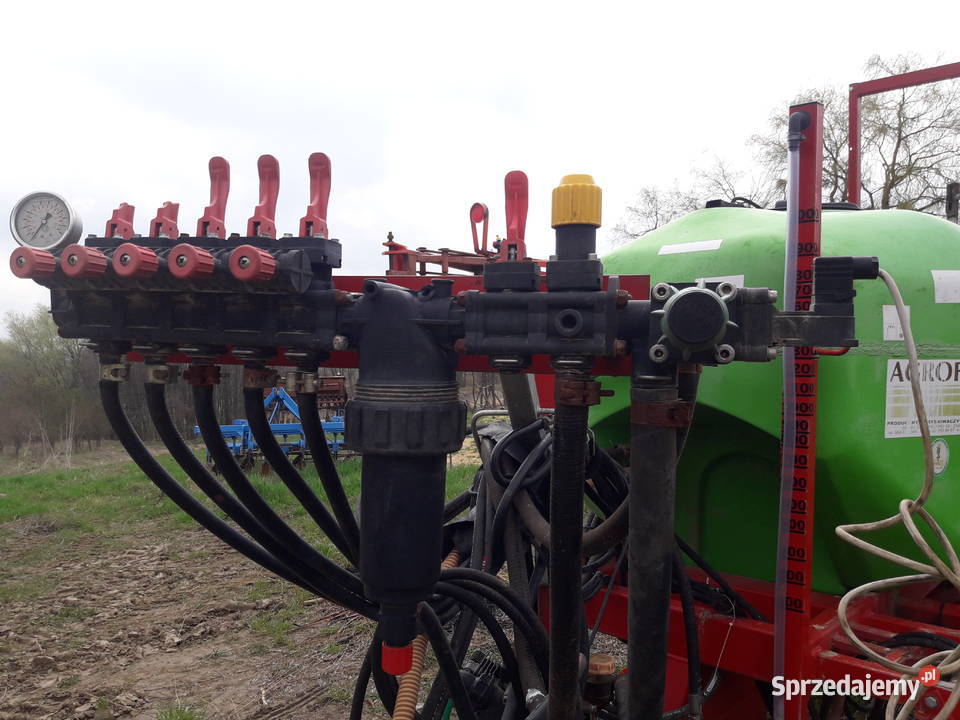 Opryskiwacz ciągany 2000l hydrauliczny 15m