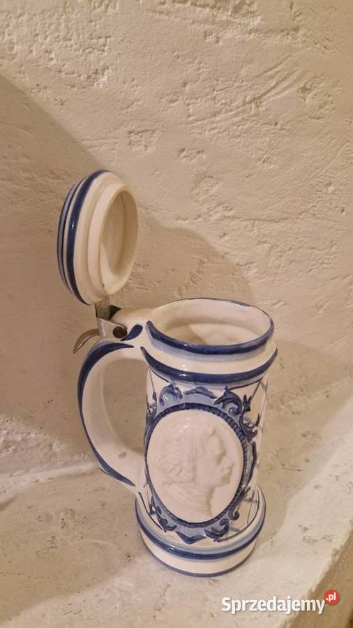 Stary kufel z ceramiki z kobaltowym ręcznie