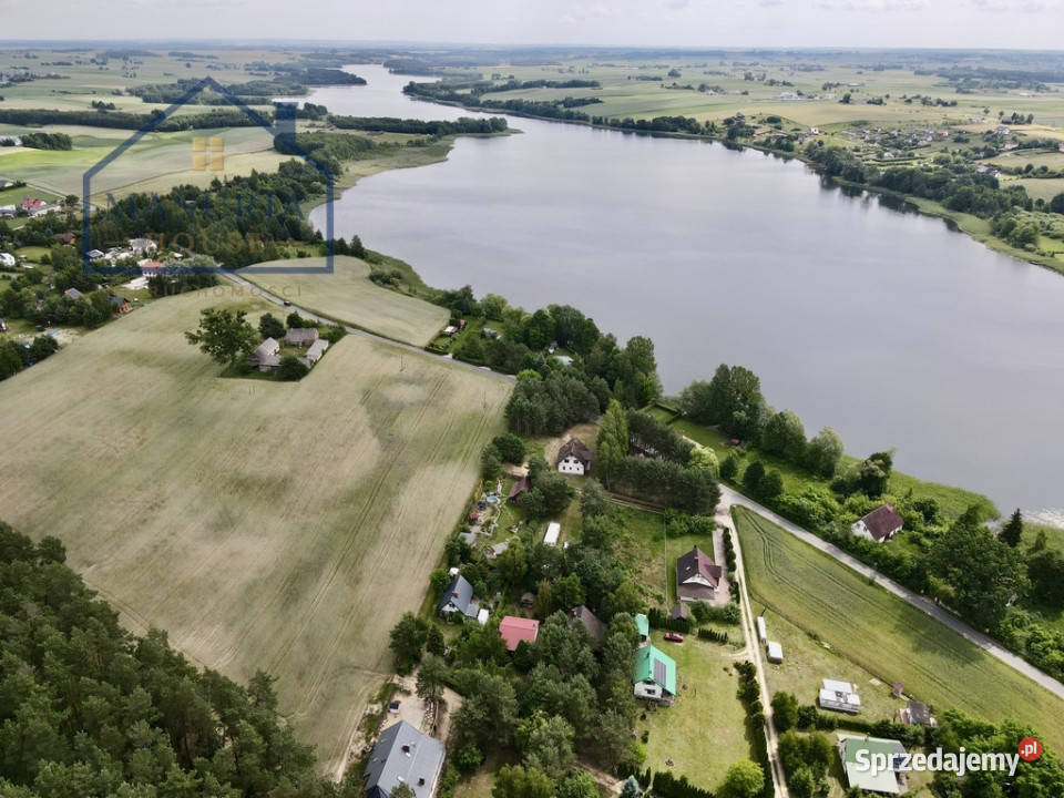 Dom rekreacyjny jeziorem z pomostem Skarlin