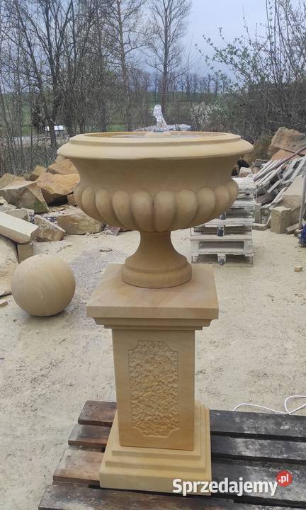 Fontanna na postumencie z piaskowca naturalny Fontanny i kaskady Kamienna Góra