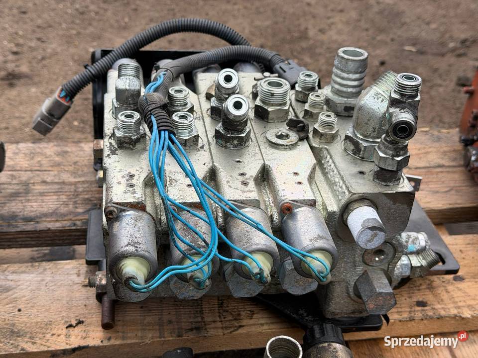 Rozdzielacz hydrauliczny czterosekcyjny HYSTER Antonie
