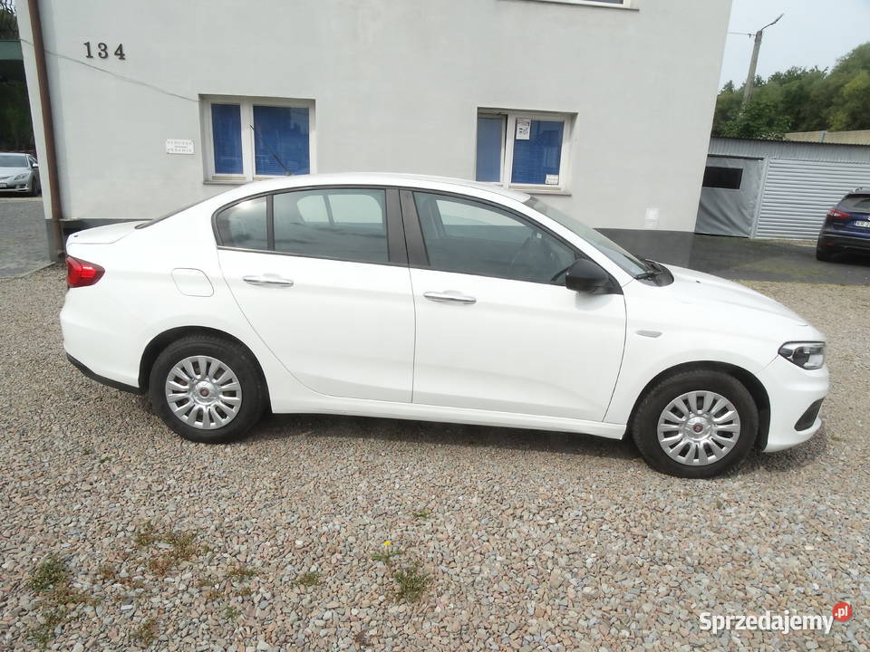 Fiat Tipo wypożyczalnia wynajem samochodu Przebieczany