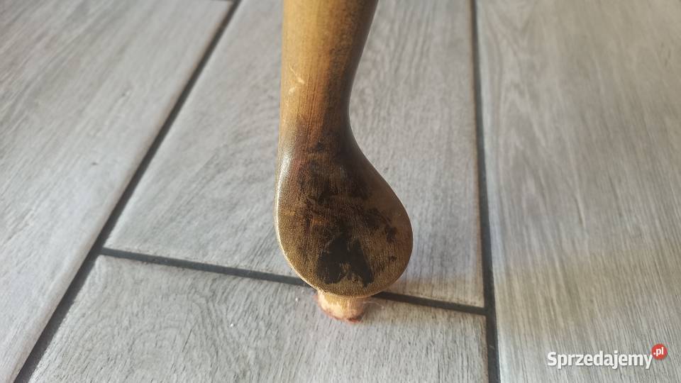 Drewniany stolik stylowy boczny z giętymi nogami